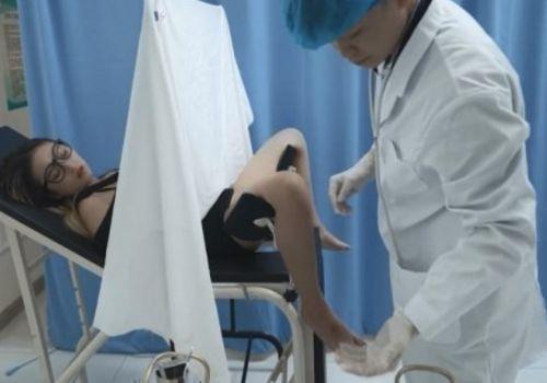 Cô nàng 20t khám âm đạo gặp bác sĩ ‘đặc trị’ bằng cặc khủng